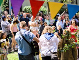 zahlreiche Besucher/innen beim Jahresfest 2024