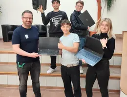 Übergabe von Notebooks an Schüler der Hoffmannschule in Wilhelmsdorf