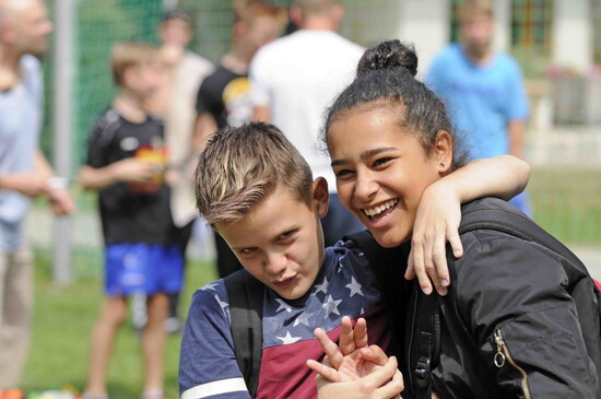 Jugendliche auf einem Fußballfeld